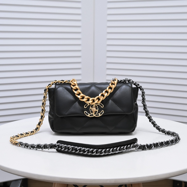 シャネルバッグ正面デザイン